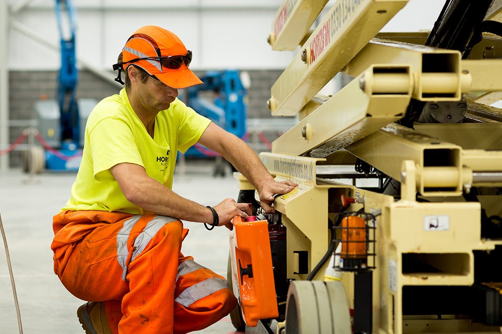 Horizon engineer working with a scissor lift battery