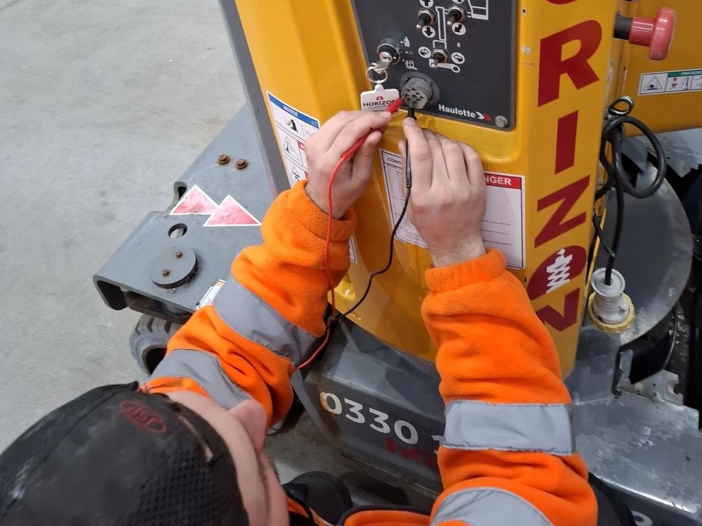 An engineer at Horizon Platforms conducting a MEWP inspection